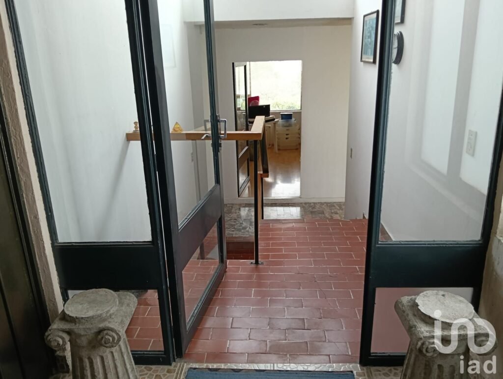 Terreno habitacional con construcción existente, Cuajimalpa (activo para inversión)