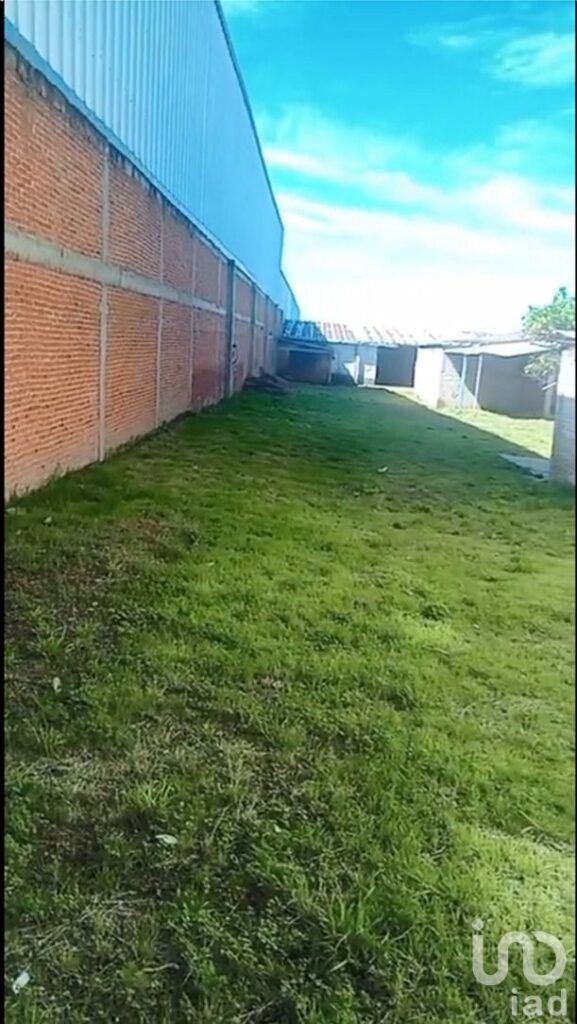 Se Vende Terreno Con Oficina, Casa y Bodegas a un Costado de VW