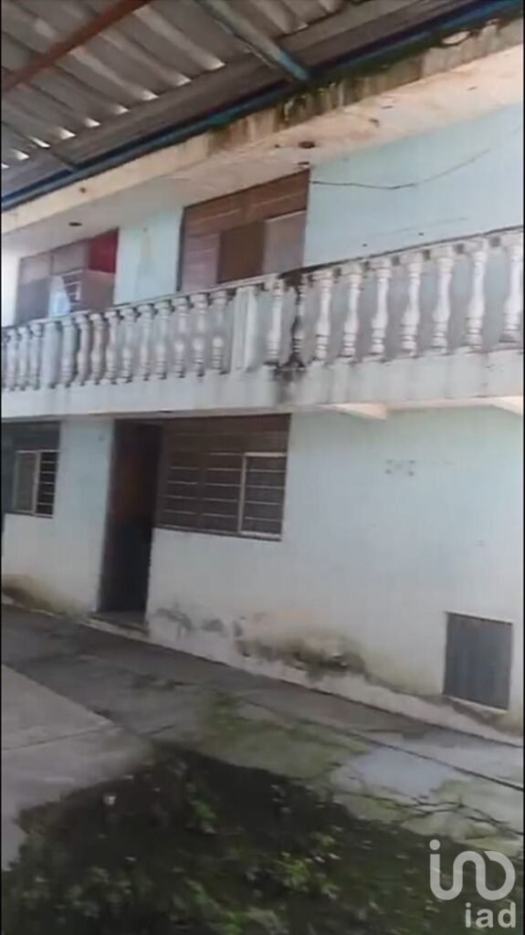 Se Vende Terreno Con Oficina, Casa y Bodegas a un Costado de VW