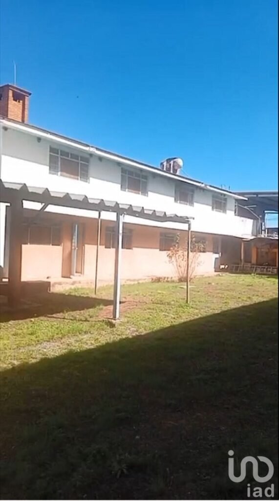 Se Vende Terreno Con Oficina, Casa y Bodegas a un Costado de VW