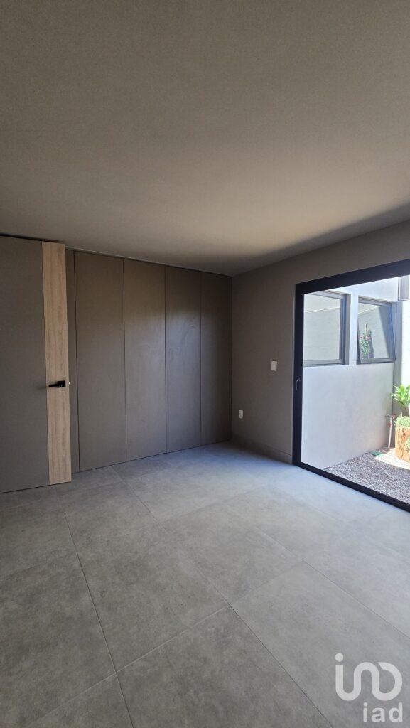 Casa en venta con cuarto en PB en Altozano, Anillo Vial Fray Junípero, Querétaro