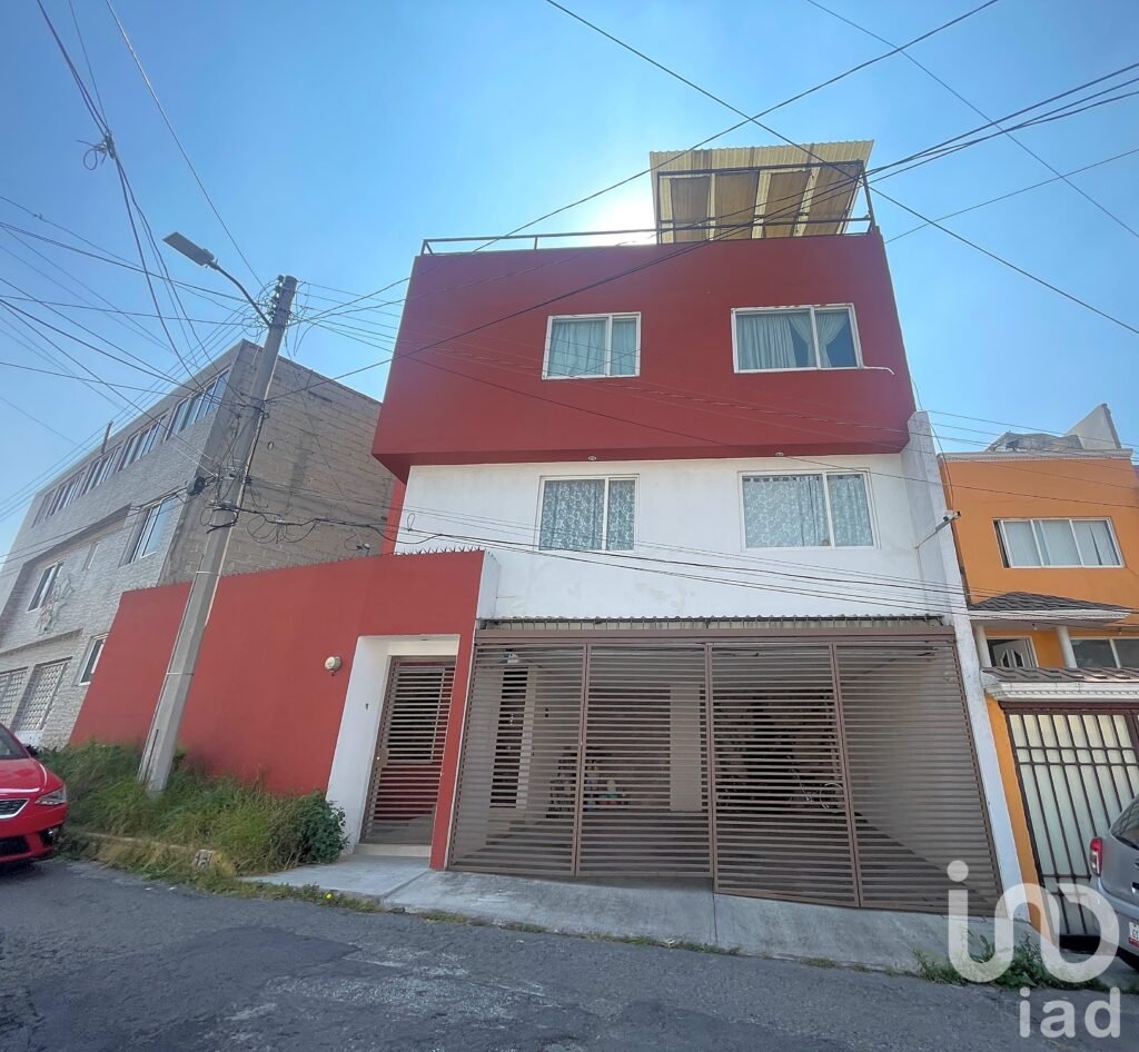 Casa en Venta con Roof Garden, Amplios Espacios, a minutos de Galerías Atizapán, Edo Mex.