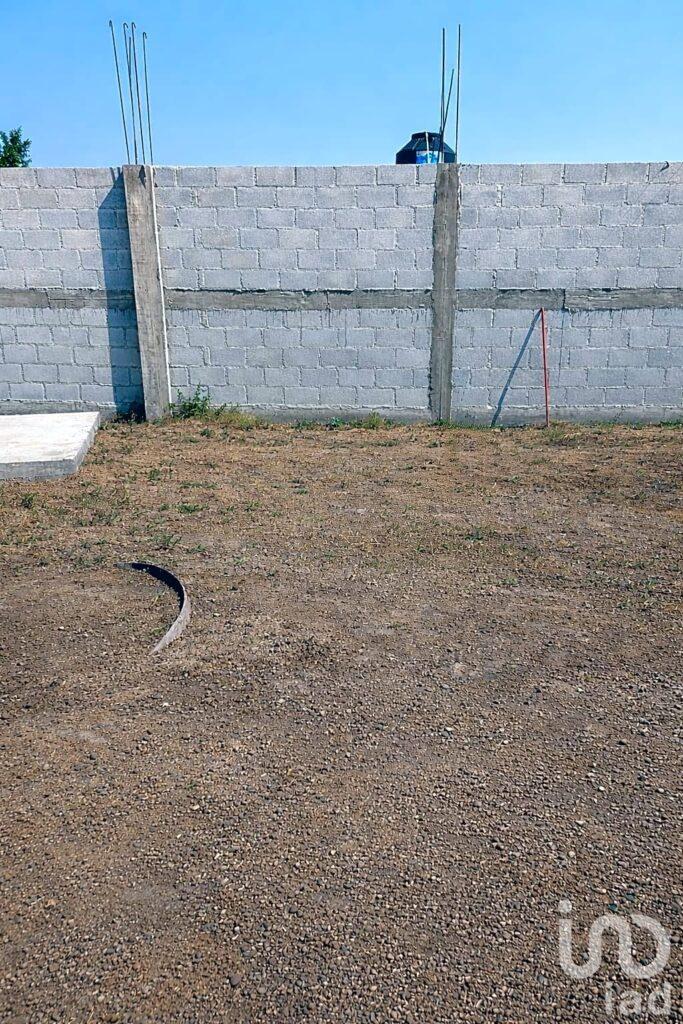 VENTA DE TERRENO BARDEADO CON PORTON EN AYALA