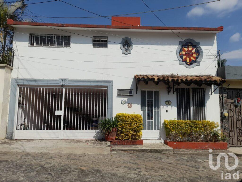Casa en venta dentro de fraccionamiento con vigilancia al norte de Cuernavaca