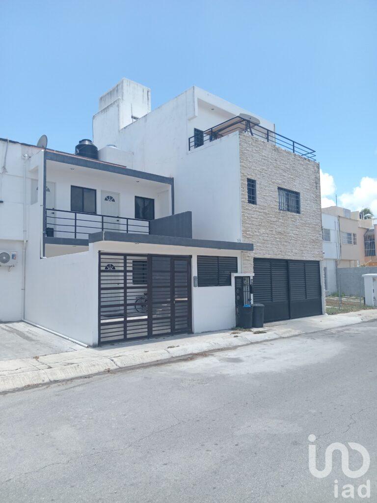 Casa en Venta con 4 departamentos para inversion en Cancun, Residencial. seguridad privada