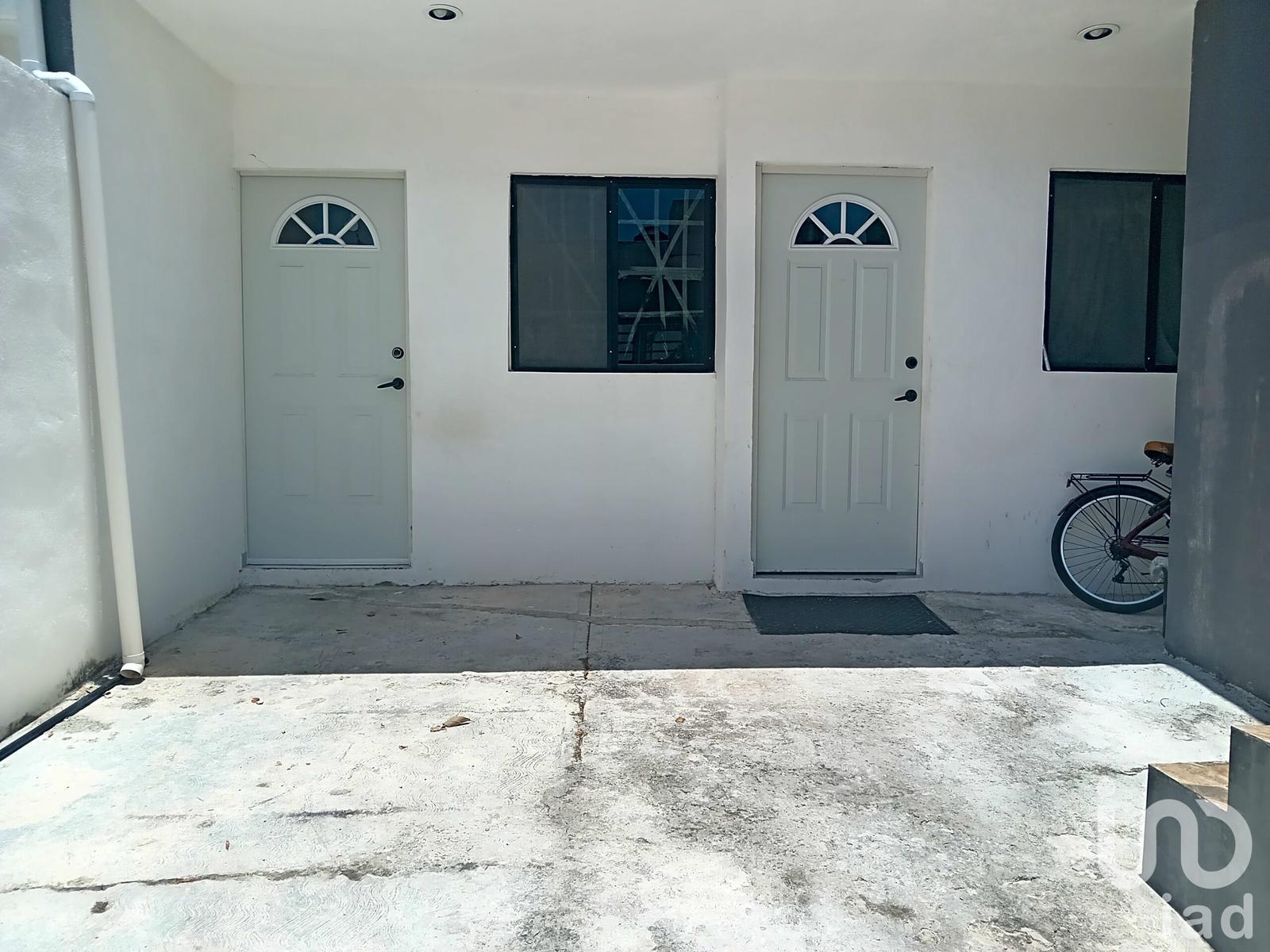 Casa en Venta con 4 departamentos para inversion en Cancun, Residencial. seguridad privada