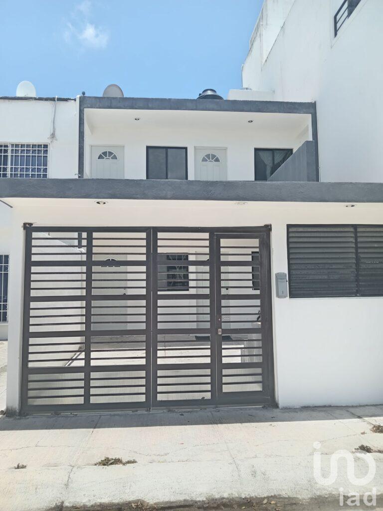Casa en Venta con 4 departamentos para inversion en Cancun, Residencial. seguridad privada