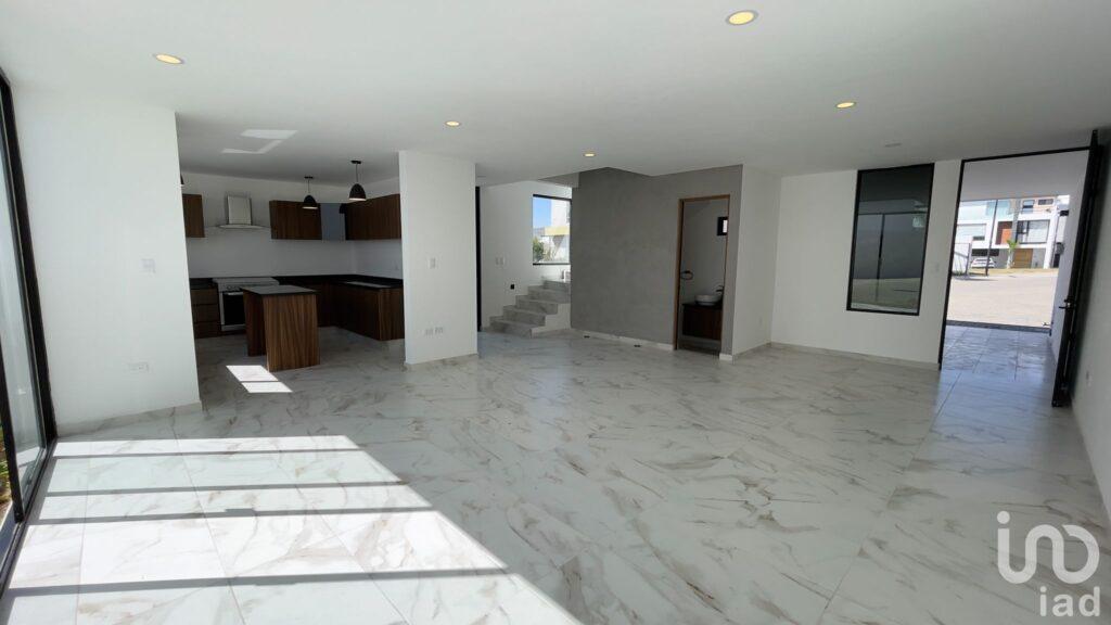 Casa Nueva en Esquina, Parque Veracruz Lomas de Angelopolis: Acabados de Lujo, Seguridad