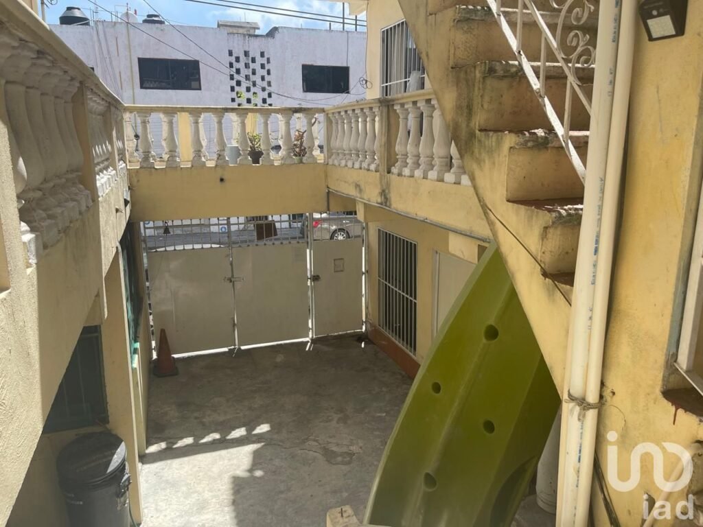 Edificio en Venta con 6 Departamentos y 2 Locales Comerciales en Playa del Carmen.