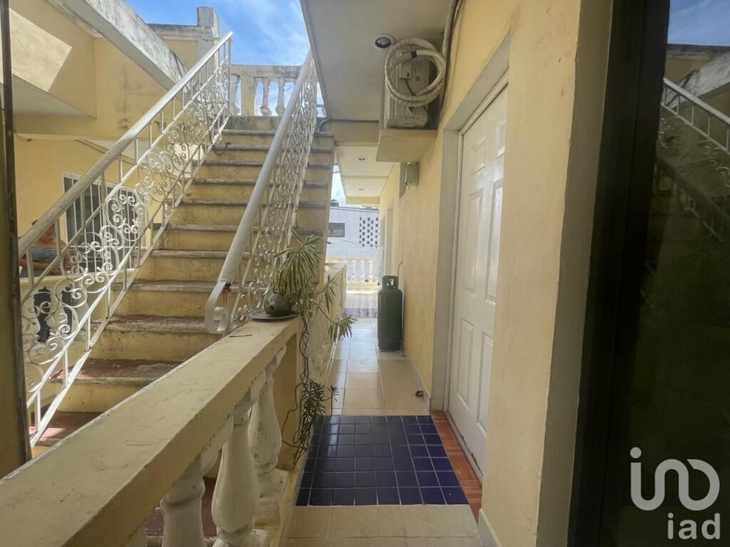 Edificio en Venta con 6 Departamentos y 2 Locales Comerciales en Playa del Carmen.