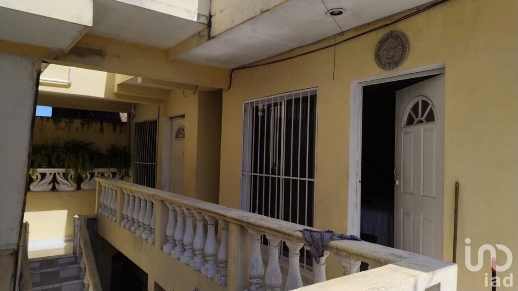 Edificio en Venta con 6 Departamentos y 2 Locales Comerciales en Playa del Carmen.