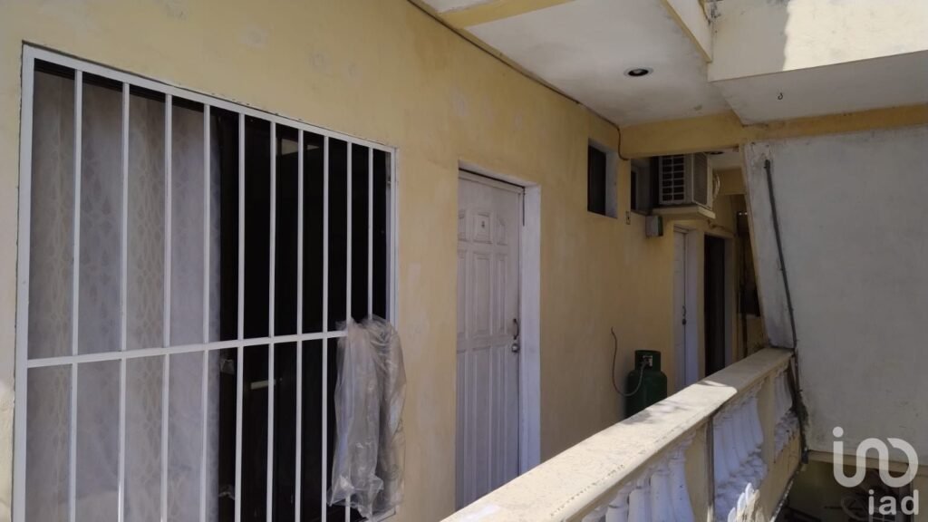 Edificio en Venta con 6 Departamentos y 2 Locales Comerciales en Playa del Carmen.