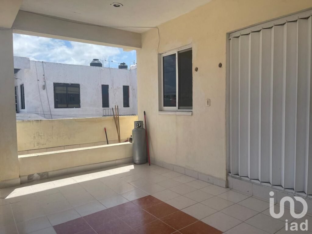 Edificio en Venta con 6 Departamentos y 2 Locales Comerciales en Playa del Carmen.