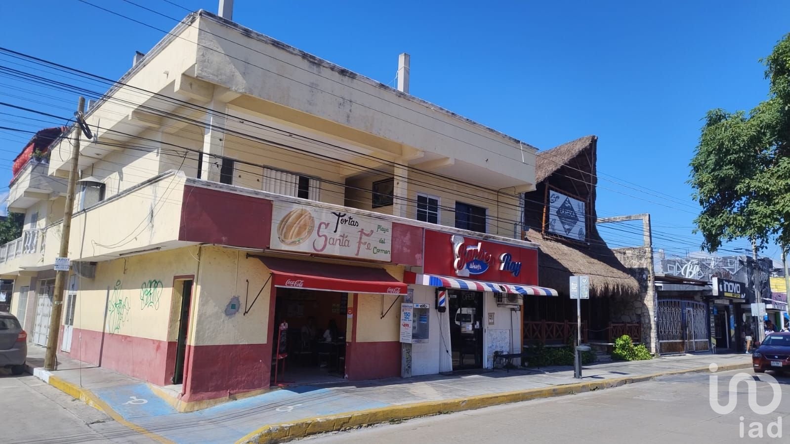 Edificio en Venta con 6 Departamentos y 2 Locales Comerciales en Playa del Carmen.