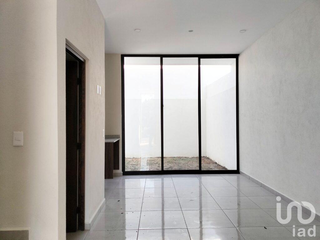 Casa en Venta. Frente a jardín, 1 recamara en planta baja, 2 en planta alta.