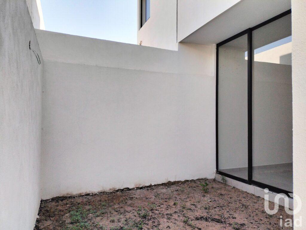 Casa en Venta. Frente a jardín, 1 recamara en planta baja, 2 en planta alta.