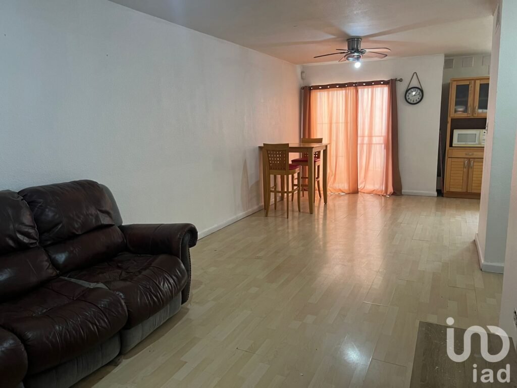 Casa en Renta en Mexicali. Zona céntrica, Dos niveles.