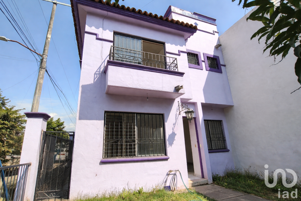 Casa en Venta. Esquina, cerca de El Ángel de Villa de Álvarez
