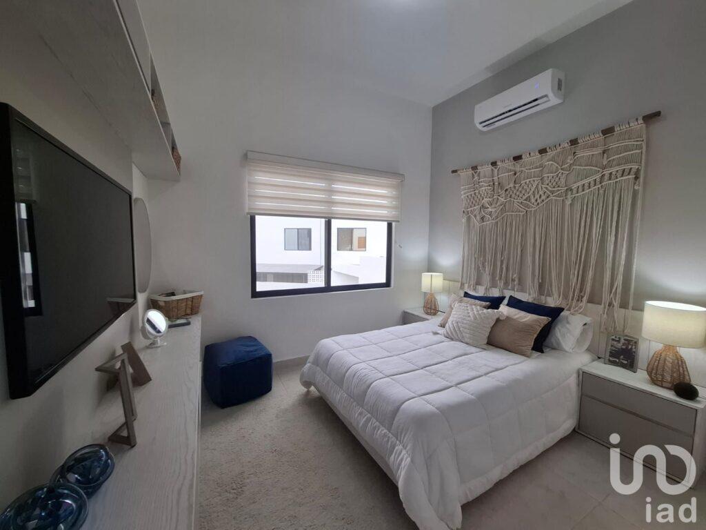 CASA MODELO LINISTE EN AVENIDA HUAYACAN EN CANCUN