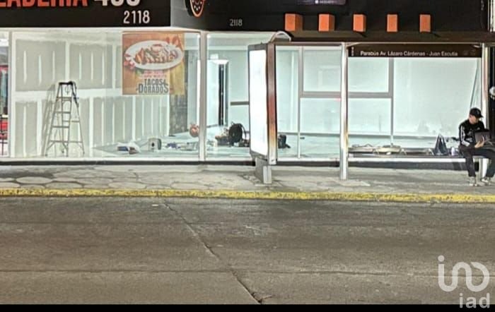 SE RENTA LOCAL COMERCIAL SOBRE AVENIDA LAZAORO CARDENAS POR LA NISSAN