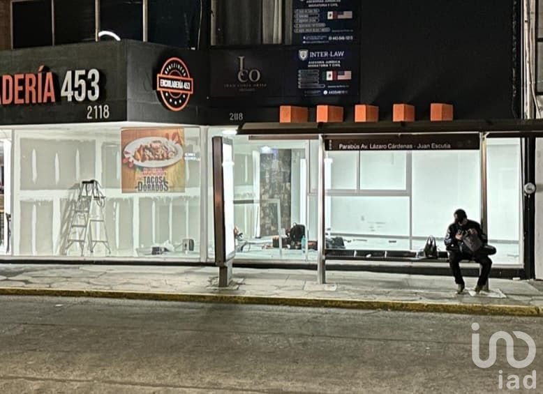 SE RENTA LOCAL COMERCIAL SOBRE AVENIDA LAZAORO CARDENAS POR LA NISSAN