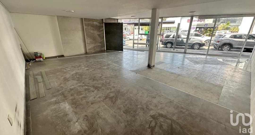 SE RENTA LOCAL COMERCIAL SOBRE AVENIDA LAZAORO CARDENAS POR LA NISSAN