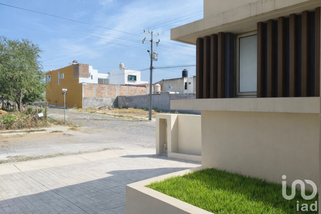 Casa en Venta. Esquina. Cuarto de servicio. Vista Norte.