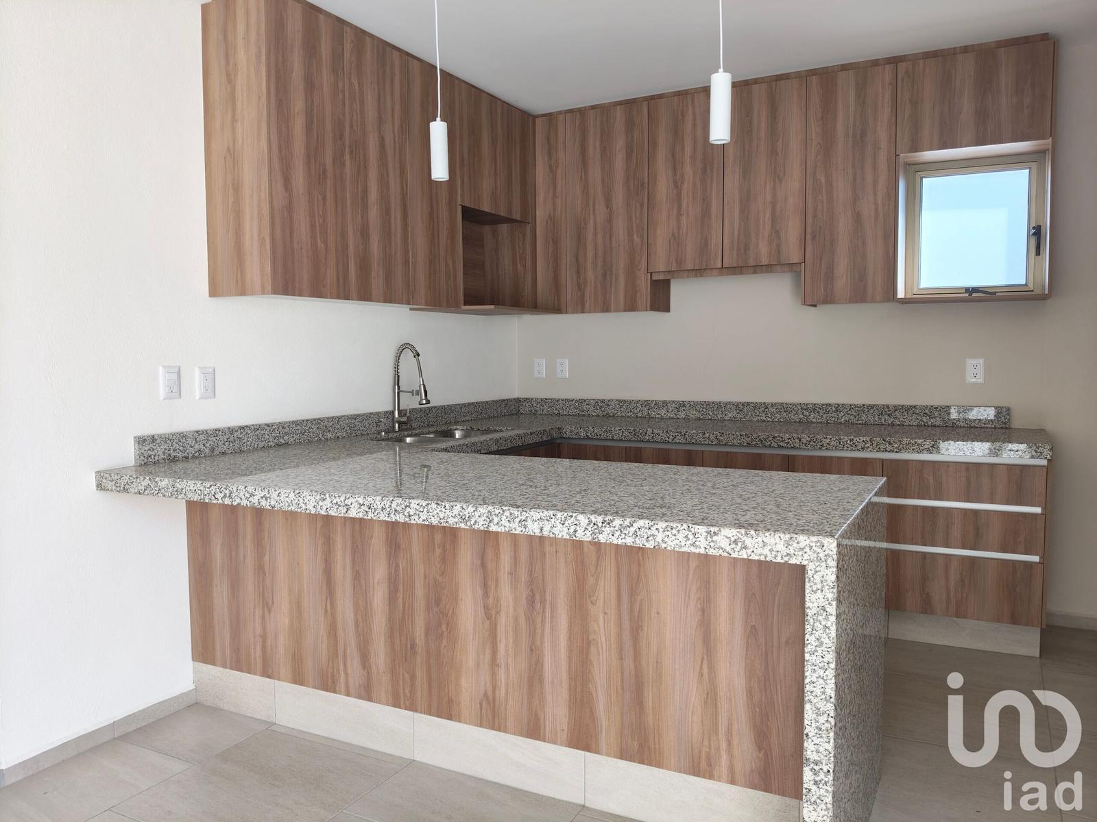 Casa en Venta. Esquina. Cuarto de servicio. Vista Norte.