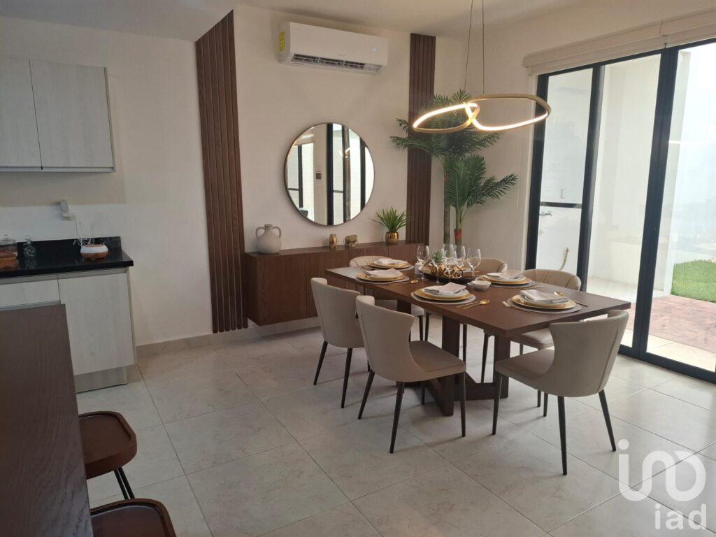 HERMOSA CASA MODELO VESEL EN AVENIDA HUAYACAN CON AMENIDADES