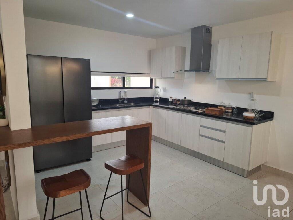 HERMOSA CASA MODELO VESEL EN AVENIDA HUAYACAN CON AMENIDADES