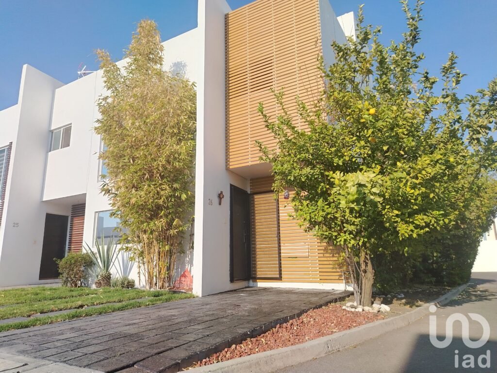 RENTA CASA AMUEBLADA CONDOMINIO PUERTA SANTA FE JURIQUILLA