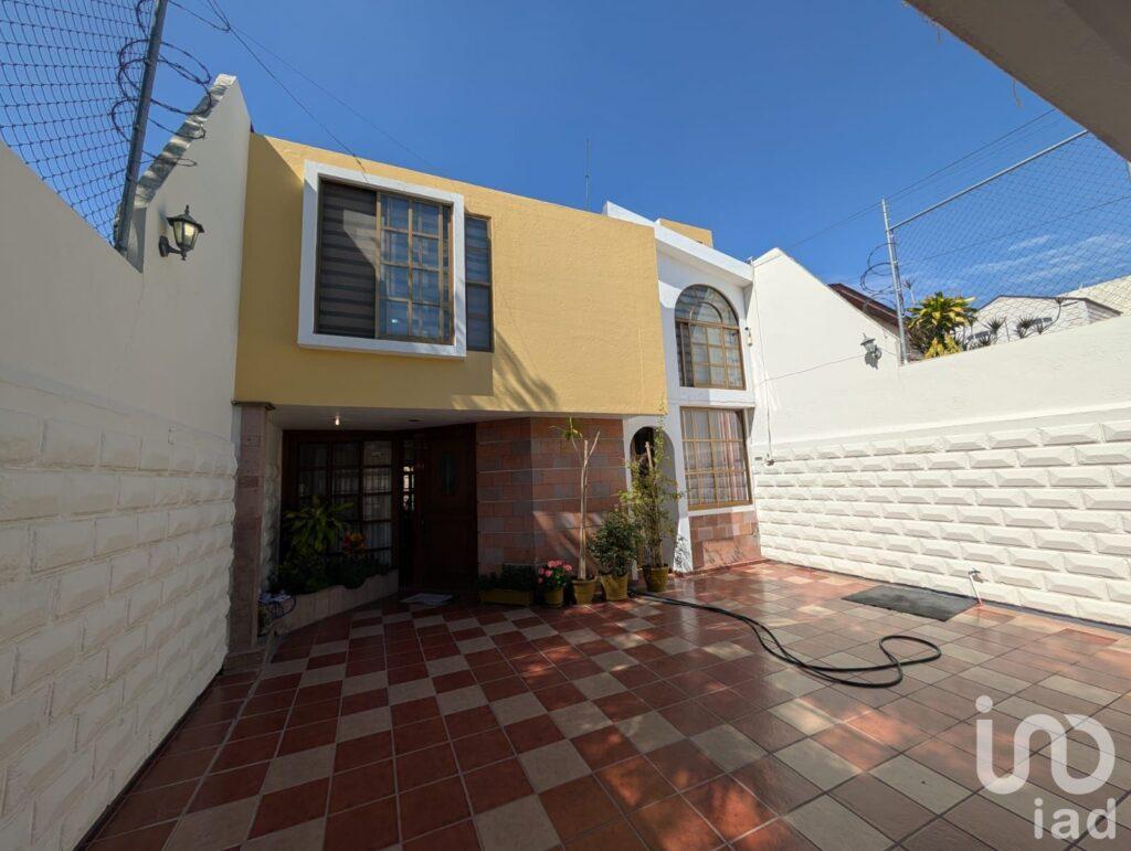 casa en venta en jardines de celaya 3 hab, 3 autos. con despacho y bodega