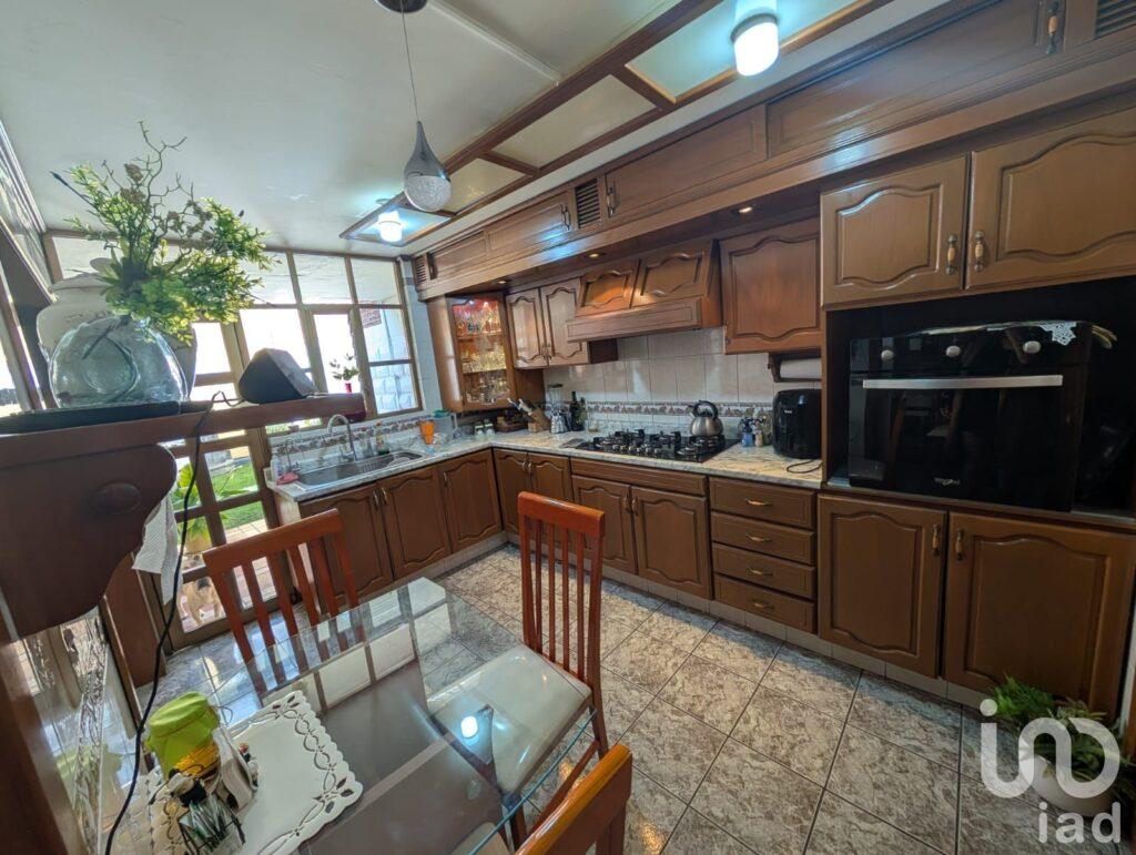 casa en venta en jardines de celaya 3 hab, 3 autos. con despacho y bodega