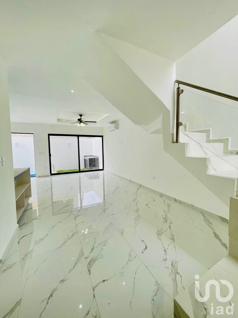 VENTA  DE CASA EN RESIDENCIAL ARBOLADA CANCUN, AV HUAYACAN.