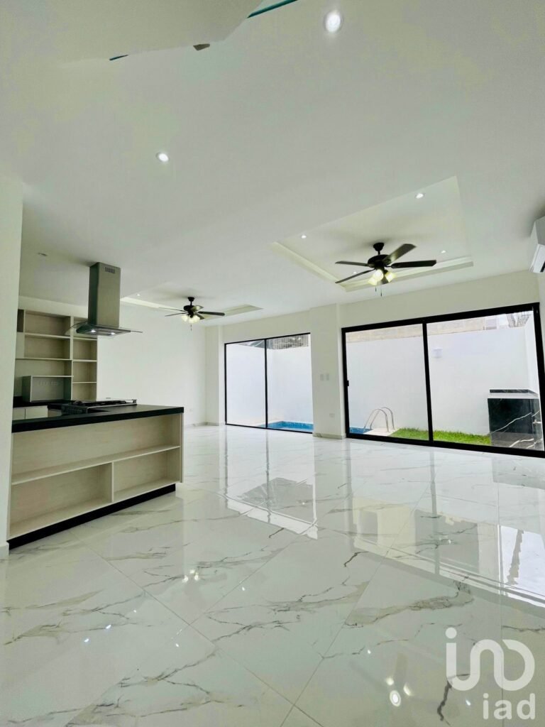 VENTA  DE CASA EN RESIDENCIAL ARBOLADA CANCUN, AV HUAYACAN.
