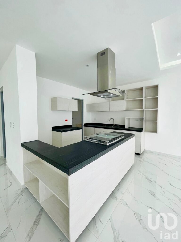 VENTA  DE CASA EN RESIDENCIAL ARBOLADA CANCUN, AV HUAYACAN.