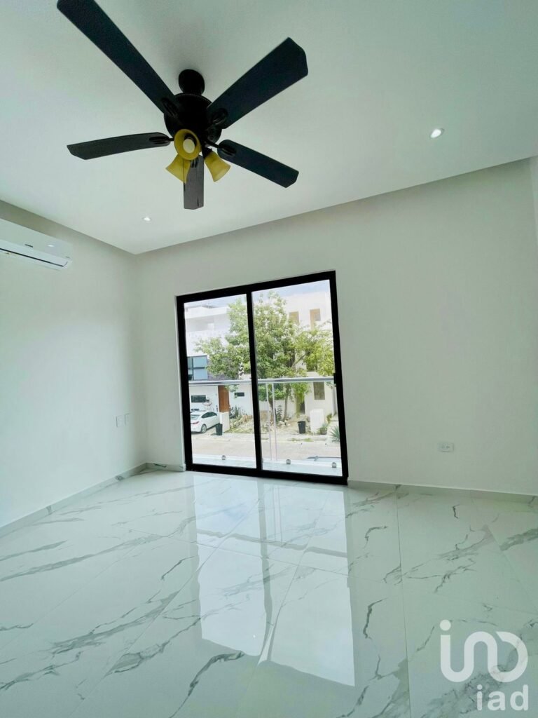 VENTA  DE CASA EN RESIDENCIAL ARBOLADA CANCUN, AV HUAYACAN.