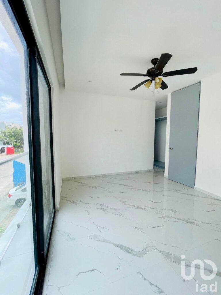 VENTA  DE CASA EN RESIDENCIAL ARBOLADA CANCUN, AV HUAYACAN.