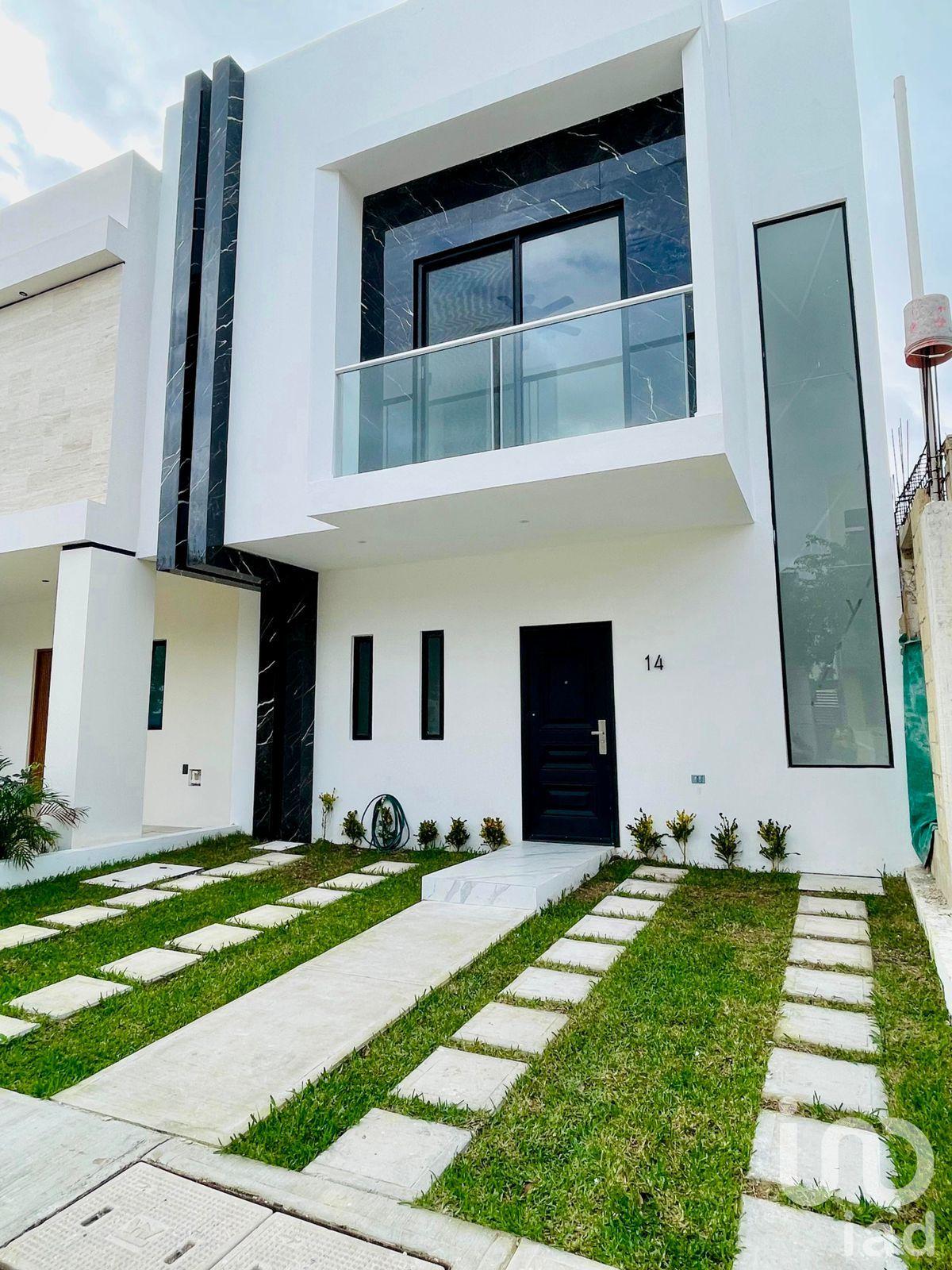 VENTA  DE CASA EN RESIDENCIAL ARBOLADA CANCUN, AV HUAYACAN.