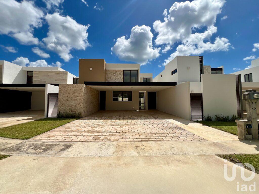 CASA EN VENTA EN PRIVADA PARQUE NATURA, CHOLUL