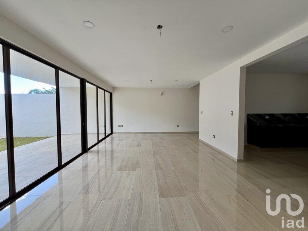 CASA EN VENTA EN PRIVADA PARQUE NATURA, CHOLUL