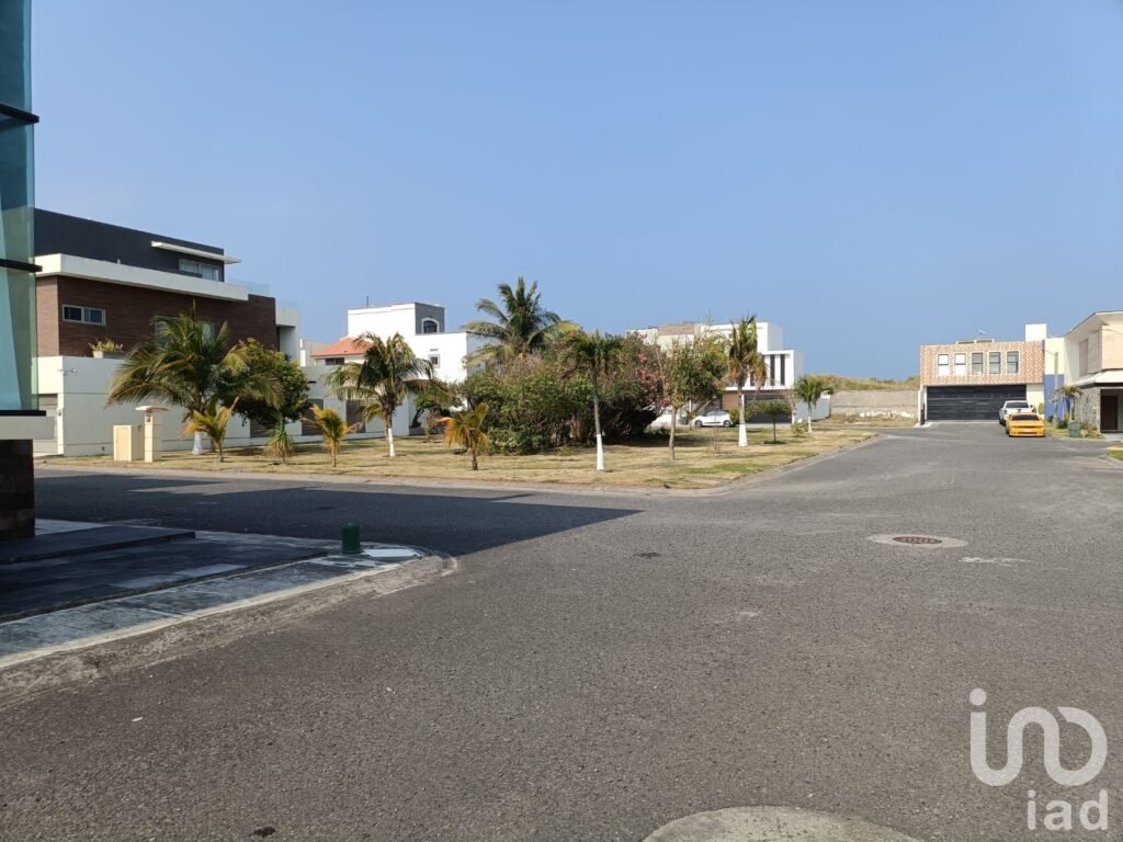 Terreno en Venta en el Fracc. Residencial Lomas del Sol, Alvarado, Ver.