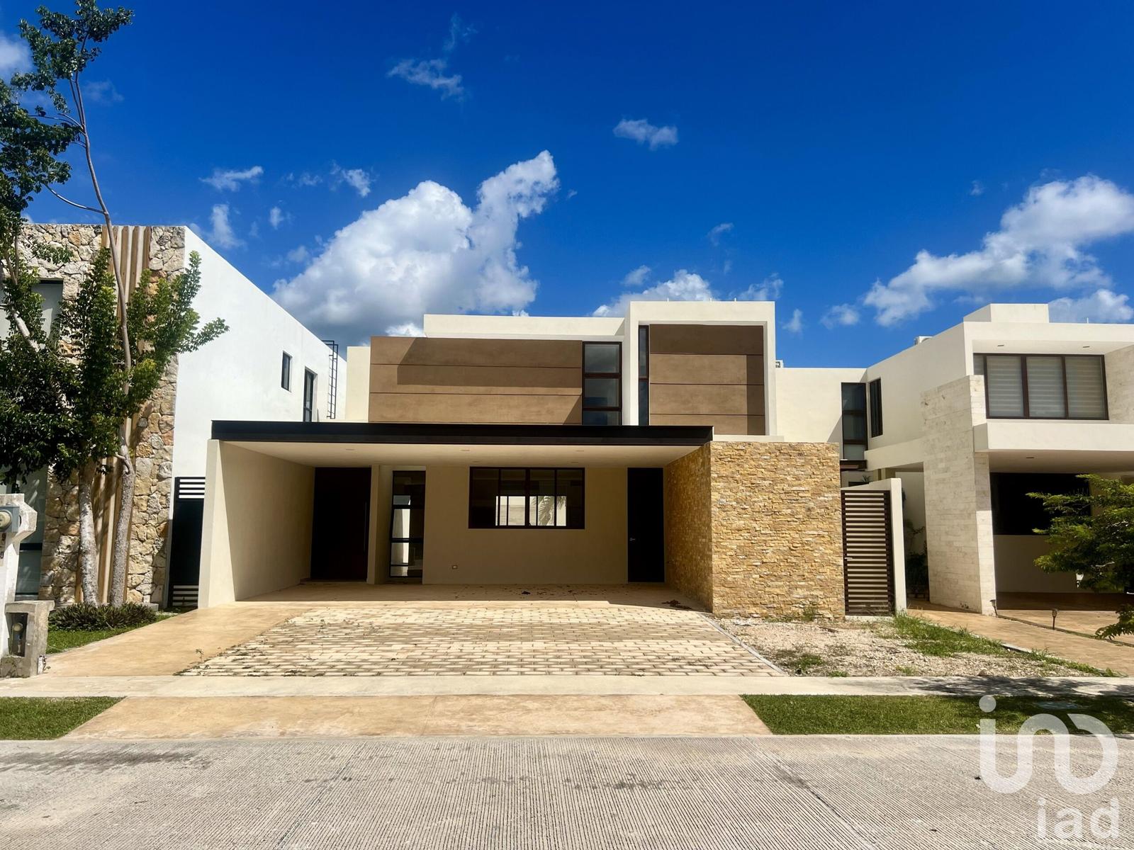 CASA EN VENTA EN PARQUE NATURA, 4 HABITACIONES, Y ALBERCA CON CASCADA.