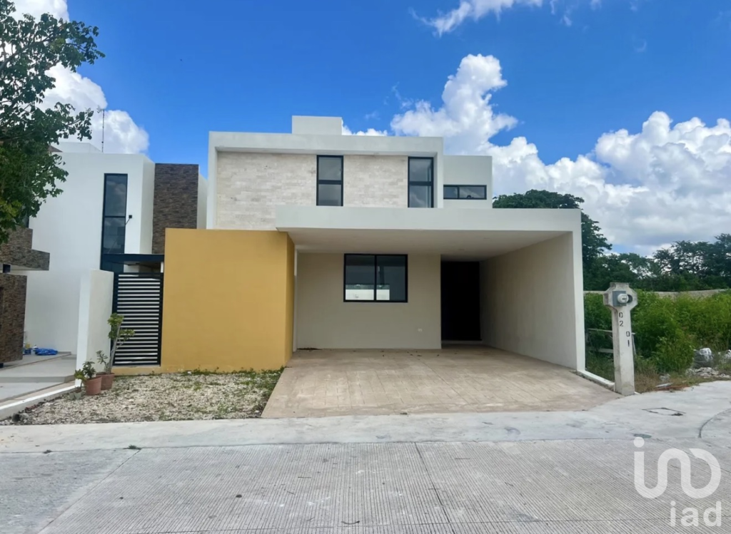 CASA EN VENTA CON AMPLIO TERRENO, PRIVADA TAMORA.