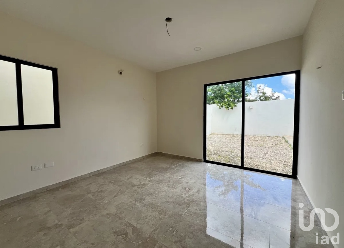 CASA EN VENTA CON AMPLIO TERRENO, PRIVADA TAMORA.
