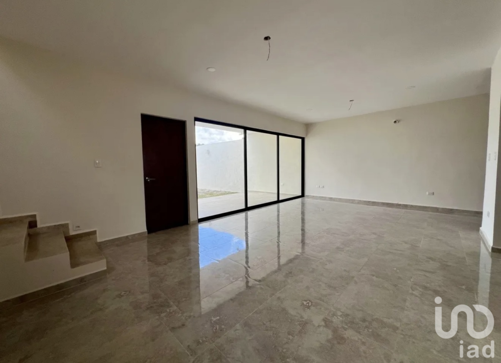 CASA EN VENTA CON AMPLIO TERRENO, PRIVADA TAMORA.