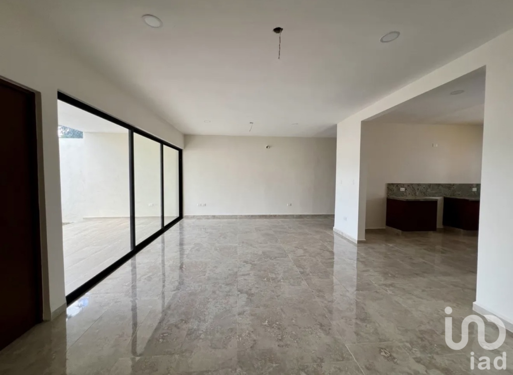 CASA EN VENTA CON AMPLIO TERRENO, PRIVADA TAMORA.