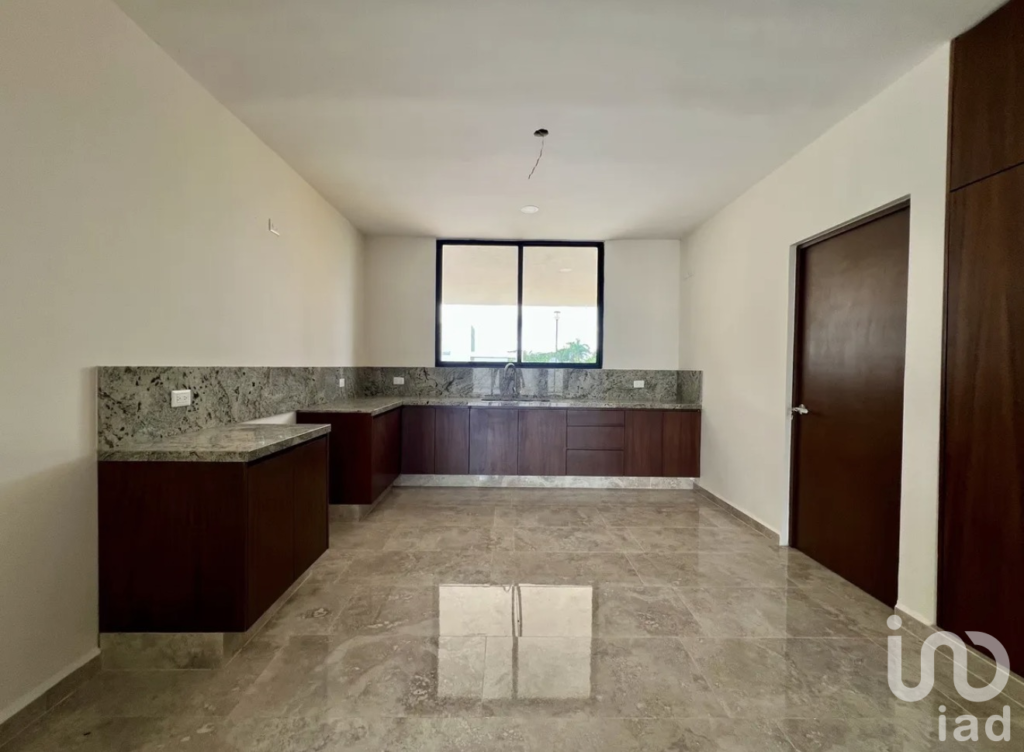 CASA EN VENTA CON AMPLIO TERRENO, PRIVADA TAMORA.