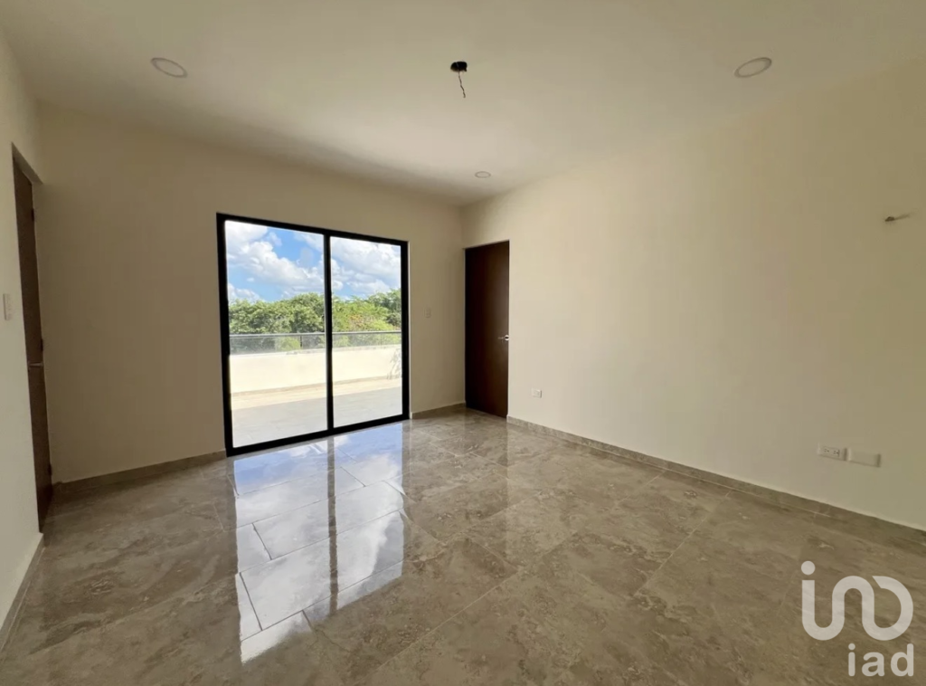 CASA EN VENTA CON AMPLIO TERRENO, PRIVADA TAMORA.