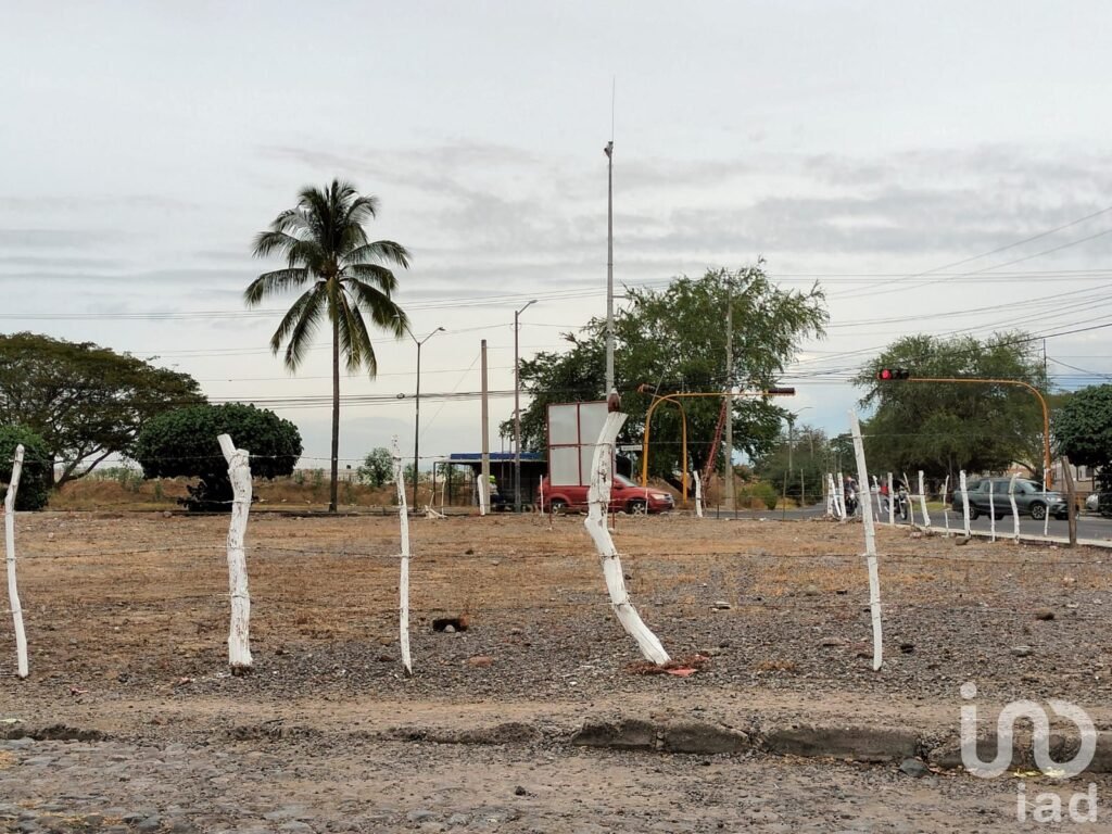 Terreno Comercial sobre Avenida en el sur de la Ciudad de Colima